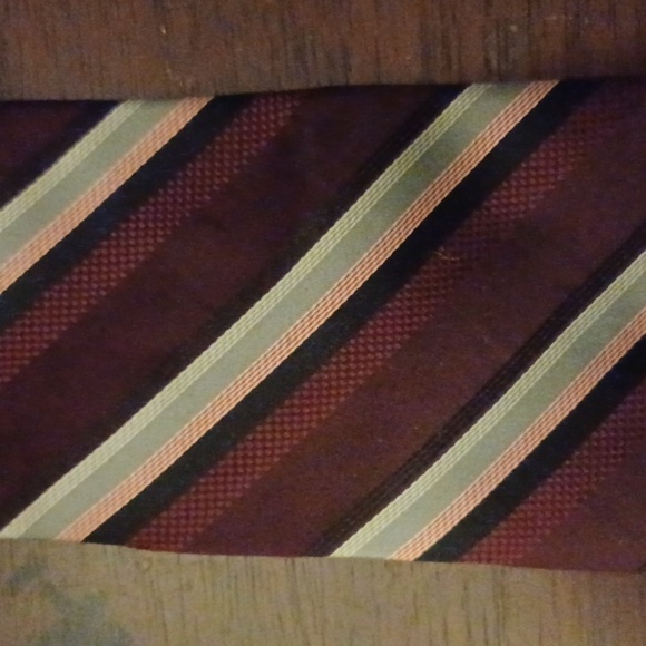 VAN HUESEN Striped Necktie - Picture 4 of 4